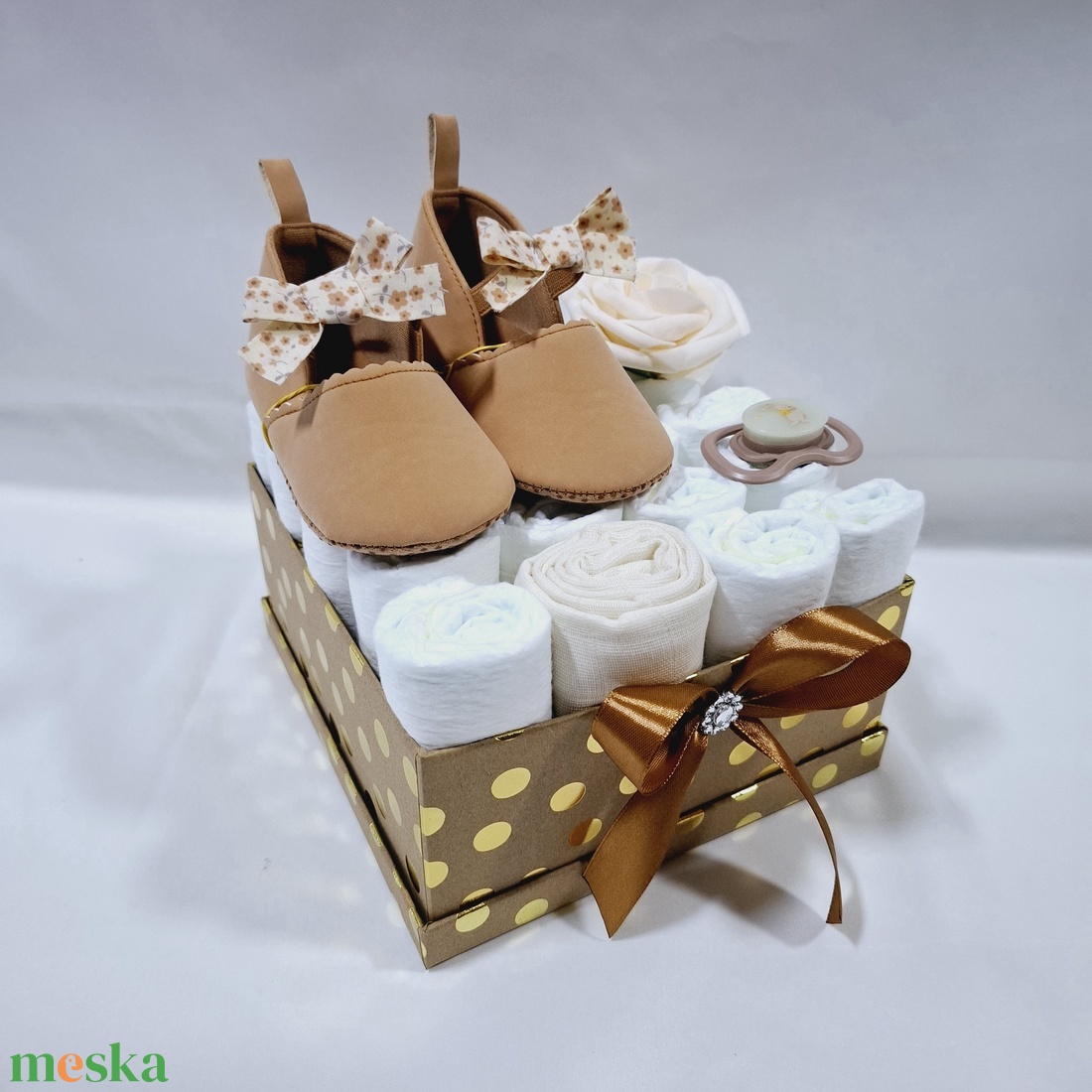 Tipegő baba box, pelenkatorta 4-8 kg pelenka doboz, babaváró csomag, kelengye - játék & sport - babalátogató ajándékcsomag - Meska.hu Tipegő baba box, pelenkatorta 4-8 kg pelenka doboz, babaváró csomag, kelengye - játék & sport - babalátogató ajándékcsomag - Meska.hu