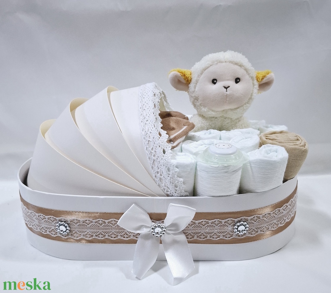Bárányka bölcső pelenkatorta 2-5 kg, pelenkatorony, babaváró csomag, kelengye - játék & sport - babalátogató ajándékcsomag - Meska.hu Bárányka bölcső pelenkatorta 2-5 kg, pelenkatorony, babaváró csomag, kelengye - játék & sport - babalátogató ajándékcsomag - Meska.hu