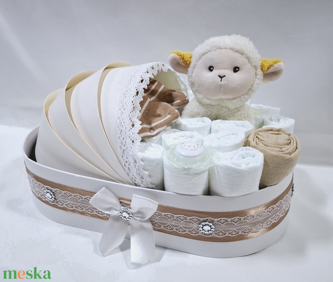 Bárányka bölcső pelenkatorta 2-5 kg, pelenkatorony, babaváró csomag, kelengye - játék & sport - babalátogató ajándékcsomag - Meska.hu Bárányka bölcső pelenkatorta 2-5 kg, pelenkatorony, babaváró csomag, kelengye - játék & sport - babalátogató ajándékcsomag - Meska.hu