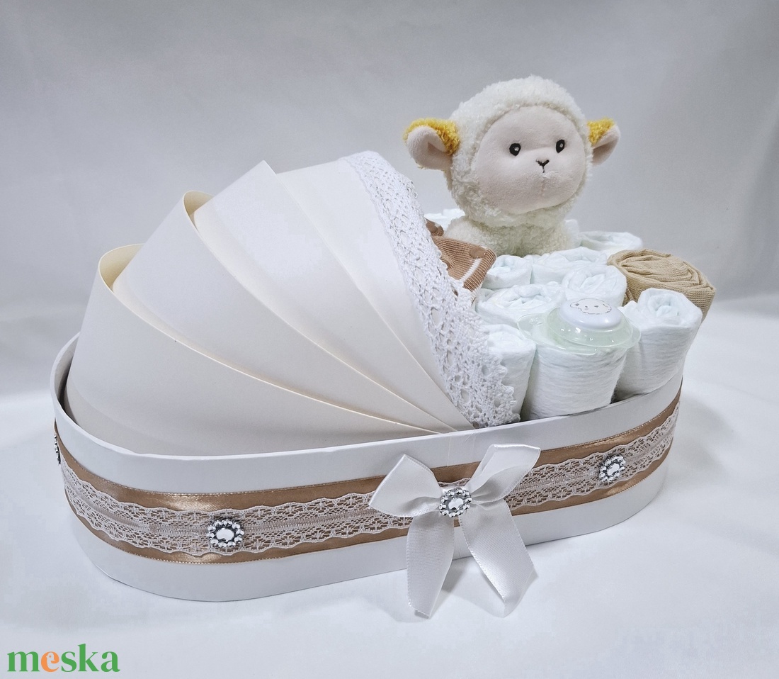 Bárányka bölcső pelenkatorta 2-5 kg, pelenkatorony, babaváró csomag, kelengye - játék & sport - babalátogató ajándékcsomag - Meska.hu Bárányka bölcső pelenkatorta 2-5 kg, pelenkatorony, babaváró csomag, kelengye - játék & sport - babalátogató ajándékcsomag - Meska.hu