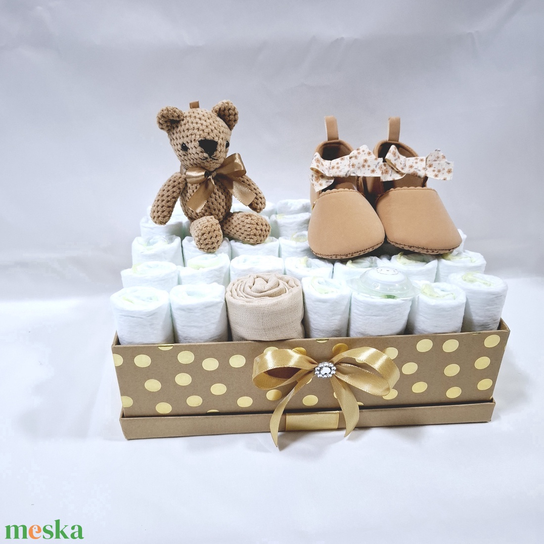 Tipegő maci baba box, pelenkatorta 2-5 kg pelenka doboz, babaváró csomag, kelengye - játék & sport - babalátogató ajándékcsomag - Meska.hu Tipegő maci baba box, pelenkatorta 2-5 kg pelenka doboz, babaváró csomag, kelengye - játék & sport - babalátogató ajándékcsomag - Meska.hu