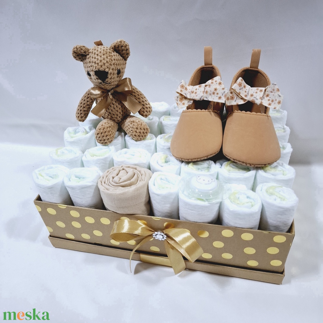 Tipegő maci baba box, pelenkatorta 2-5 kg pelenka doboz, babaváró csomag, kelengye - játék & sport - babalátogató ajándékcsomag - Meska.hu Tipegő maci baba box, pelenkatorta 2-5 kg pelenka doboz, babaváró csomag, kelengye - játék & sport - babalátogató ajándékcsomag - Meska.hu