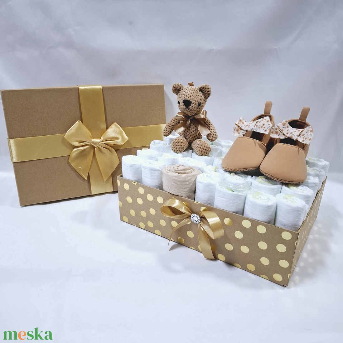 Tipegő maci baba box, pelenkatorta 2-5 kg pelenka doboz, babaváró csomag, kelengye - játék & sport - babalátogató ajándékcsomag - Meska.hu Tipegő maci baba box, pelenkatorta 2-5 kg pelenka doboz, babaváró csomag, kelengye - játék & sport - babalátogató ajándékcsomag - Meska.hu