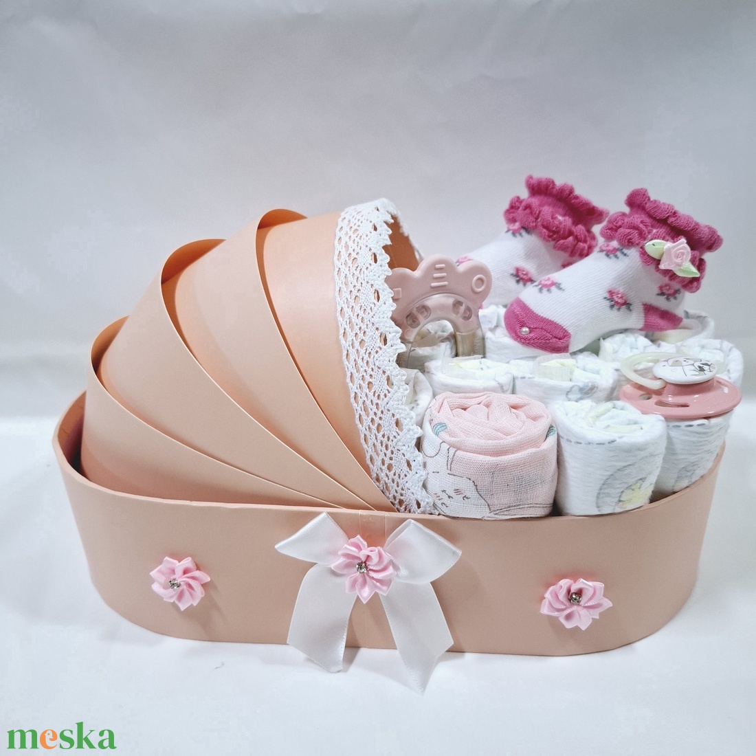 Tipegő bölcső pelenkatorta 2-5 kg, pelenkatorony, babaváró csomag, baba kelengye - játék & sport - babalátogató ajándékcsomag - Meska.hu Tipegő bölcső pelenkatorta 2-5 kg, pelenkatorony, babaváró csomag, baba kelengye - játék & sport - babalátogató ajándékcsomag - Meska.hu