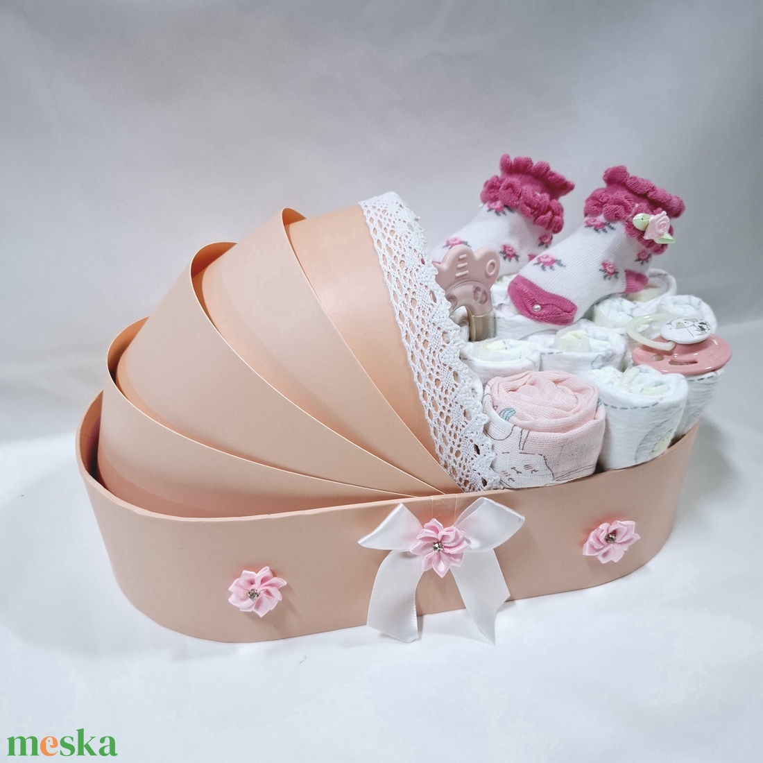 Tipegő bölcső pelenkatorta 2-5 kg, pelenkatorony, babaváró csomag, baba kelengye - játék & sport - babalátogató ajándékcsomag - Meska.hu Tipegő bölcső pelenkatorta 2-5 kg, pelenkatorony, babaváró csomag, baba kelengye - játék & sport - babalátogató ajándékcsomag - Meska.hu