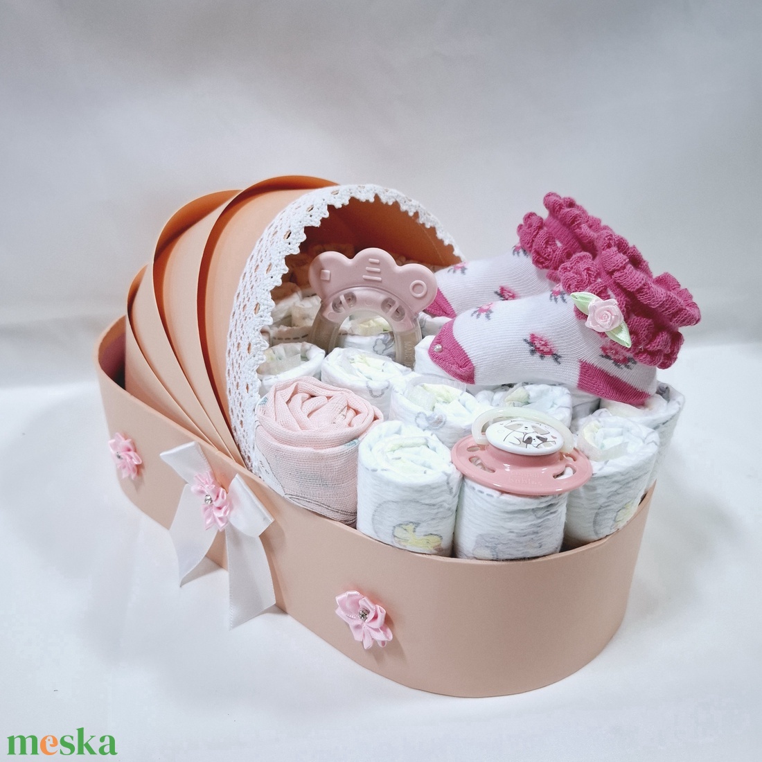 Tipegő bölcső pelenkatorta 2-5 kg, pelenkatorony, babaváró csomag, baba kelengye - játék & sport - babalátogató ajándékcsomag - Meska.hu Tipegő bölcső pelenkatorta 2-5 kg, pelenkatorony, babaváró csomag, baba kelengye - játék & sport - babalátogató ajándékcsomag - Meska.hu