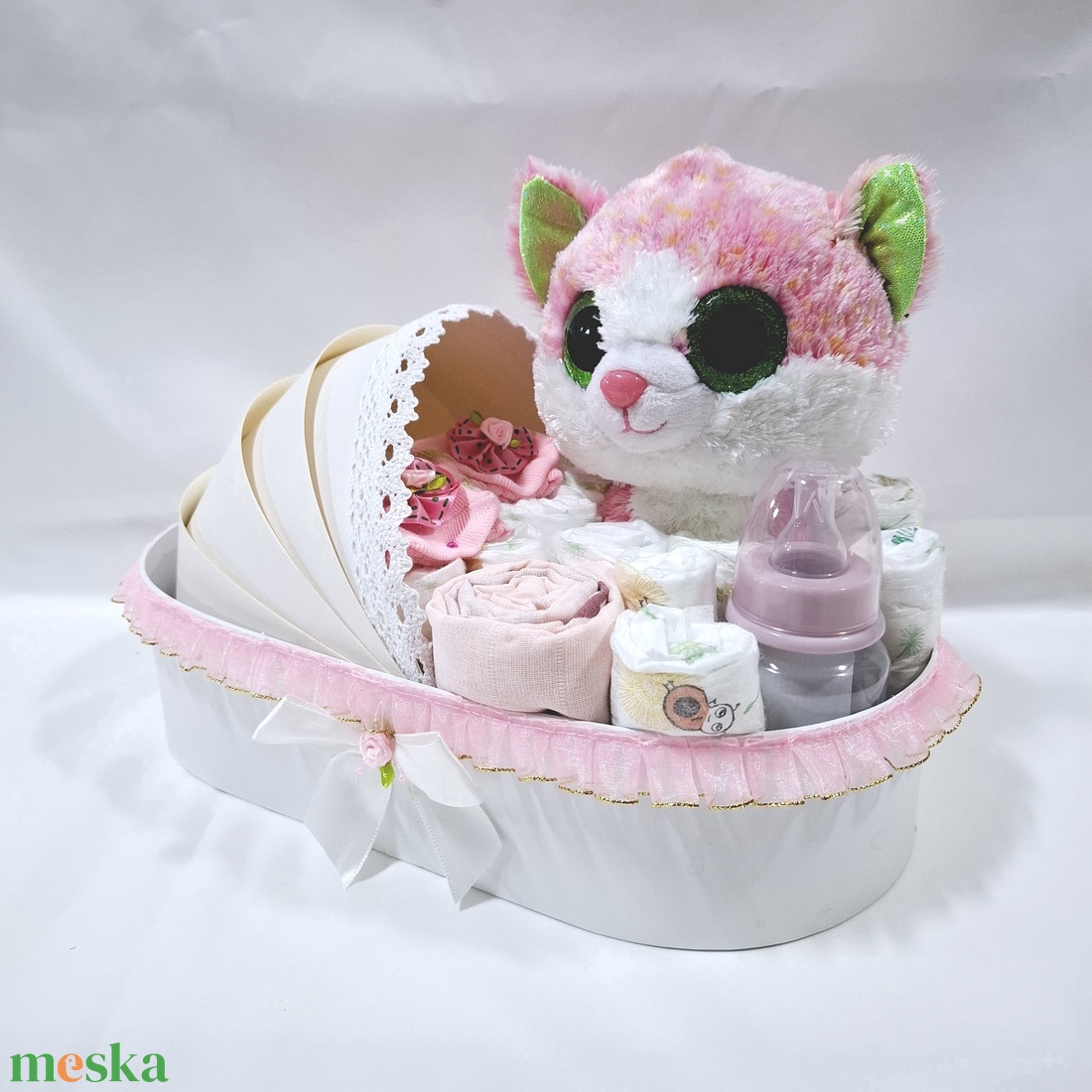 Cica bölcső pelenkatorta 2-5 kg, pelenkatorony, babaváró csomag, kelengye - játék & sport - babalátogató ajándékcsomag - Meska.hu Cica bölcső pelenkatorta 2-5 kg, pelenkatorony, babaváró csomag, kelengye - játék & sport - babalátogató ajándékcsomag - Meska.hu