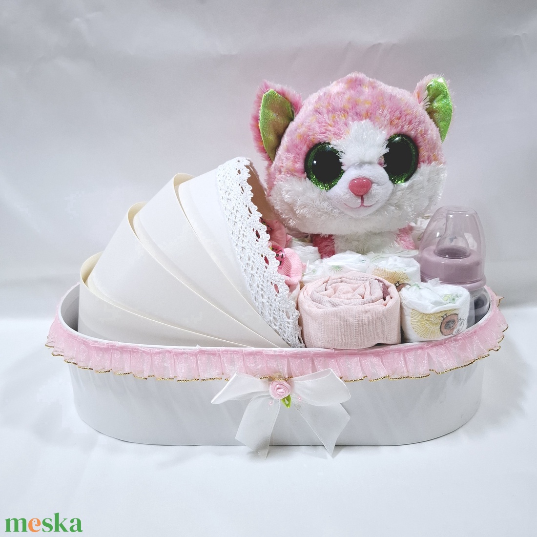 Cica bölcső pelenkatorta 2-5 kg, pelenkatorony, babaváró csomag, kelengye - játék & sport - babalátogató ajándékcsomag - Meska.hu Cica bölcső pelenkatorta 2-5 kg, pelenkatorony, babaváró csomag, kelengye - játék & sport - babalátogató ajándékcsomag - Meska.hu