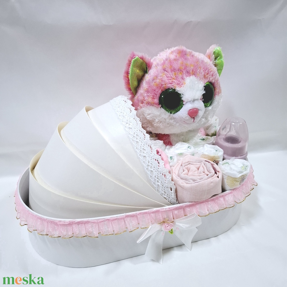 Cica bölcső pelenkatorta 2-5 kg, pelenkatorony, babaváró csomag, kelengye - játék & sport - babalátogató ajándékcsomag - Meska.hu Cica bölcső pelenkatorta 2-5 kg, pelenkatorony, babaváró csomag, kelengye - játék & sport - babalátogató ajándékcsomag - Meska.hu