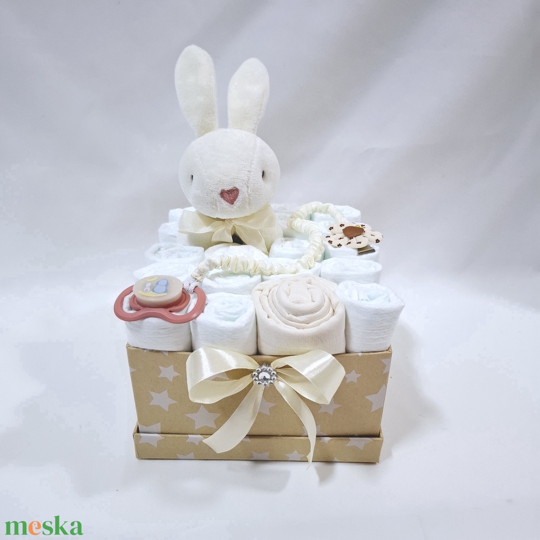 Nyuszi cumilánccal pelenkatorony, pelenkatorta babaváró csomag 4-8kg, kelengye - játék & sport - babalátogató ajándékcsomag - Meska.hu Nyuszi cumilánccal pelenkatorony, pelenkatorta babaváró csomag 4-8kg, kelengye - játék & sport - babalátogató ajándékcsomag - Meska.hu