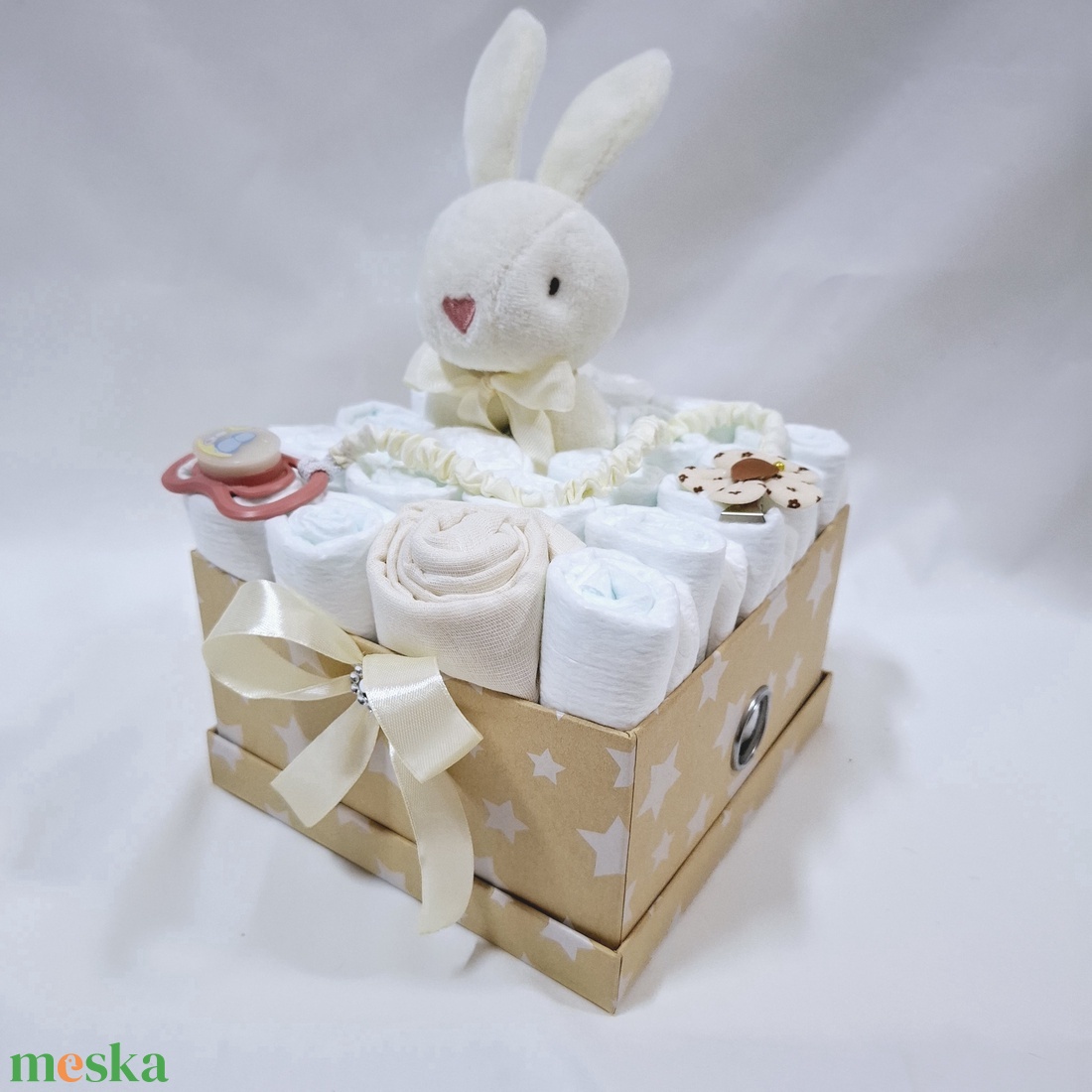 Nyuszi cumilánccal pelenkatorony, pelenkatorta babaváró csomag 4-8kg, kelengye - játék & sport - babalátogató ajándékcsomag - Meska.hu Nyuszi cumilánccal pelenkatorony, pelenkatorta babaváró csomag 4-8kg, kelengye - játék & sport - babalátogató ajándékcsomag - Meska.hu