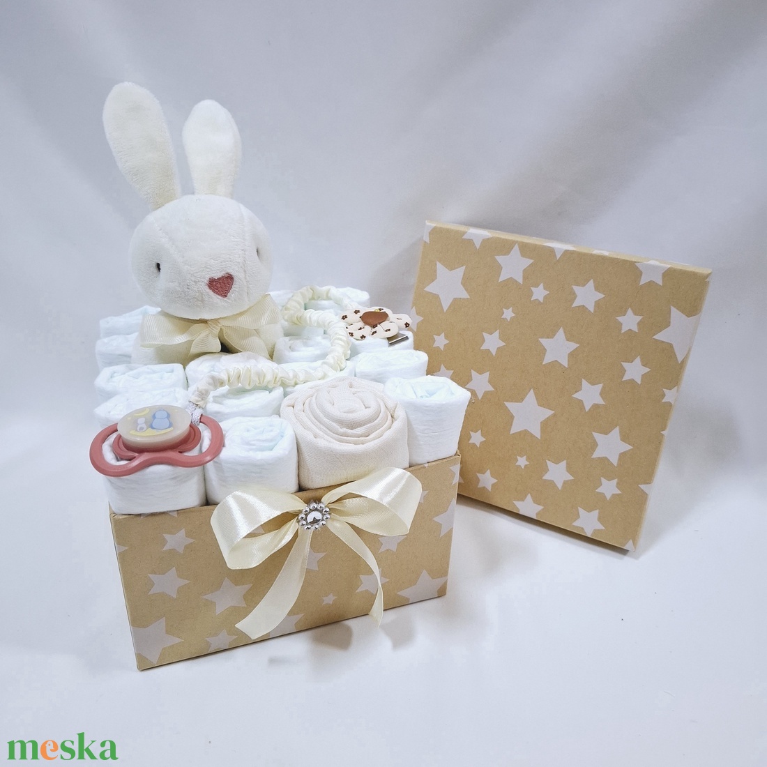 Nyuszi cumilánccal pelenkatorony, pelenkatorta babaváró csomag 4-8kg, kelengye - játék & sport - babalátogató ajándékcsomag - Meska.hu Nyuszi cumilánccal pelenkatorony, pelenkatorta babaváró csomag 4-8kg, kelengye - játék & sport - babalátogató ajándékcsomag - Meska.hu