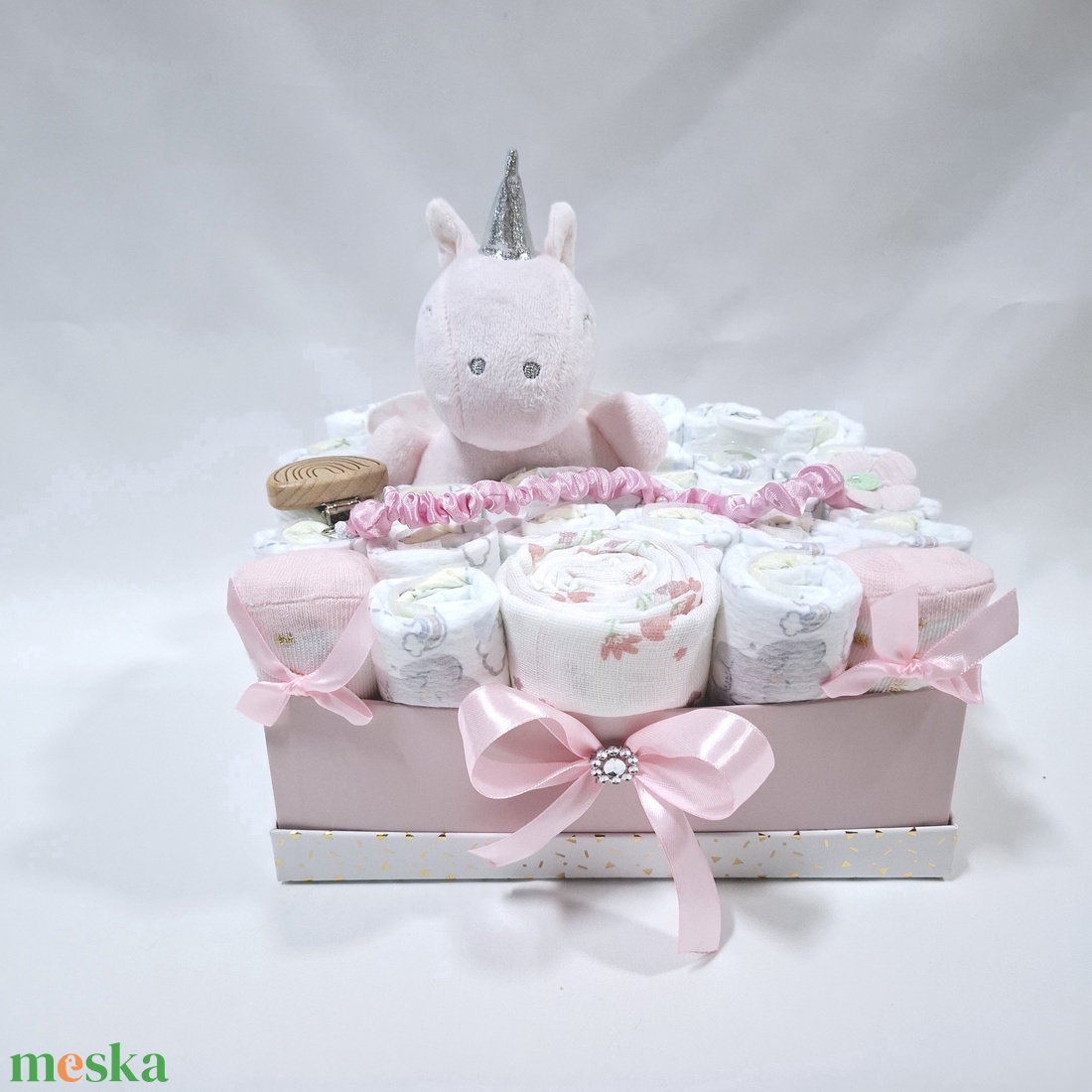 Egyszarvú cumilánccal pelenkatorony 2-5kg, pelenkatorta, babaváró csomag, kelengye - játék & sport - babalátogató ajándékcsomag - Meska.hu Egyszarvú cumilánccal pelenkatorony 2-5kg, pelenkatorta, babaváró csomag, kelengye - játék & sport - babalátogató ajándékcsomag - Meska.hu