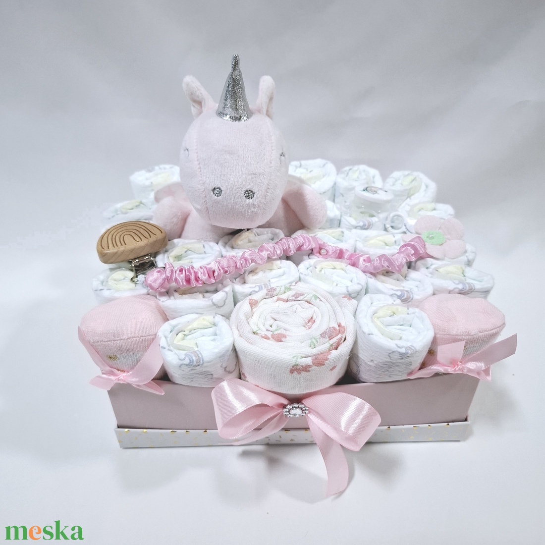 Egyszarvú cumilánccal pelenkatorony 2-5kg, pelenkatorta, babaváró csomag, kelengye - játék & sport - babalátogató ajándékcsomag - Meska.hu Egyszarvú cumilánccal pelenkatorony 2-5kg, pelenkatorta, babaváró csomag, kelengye - játék & sport - babalátogató ajándékcsomag - Meska.hu