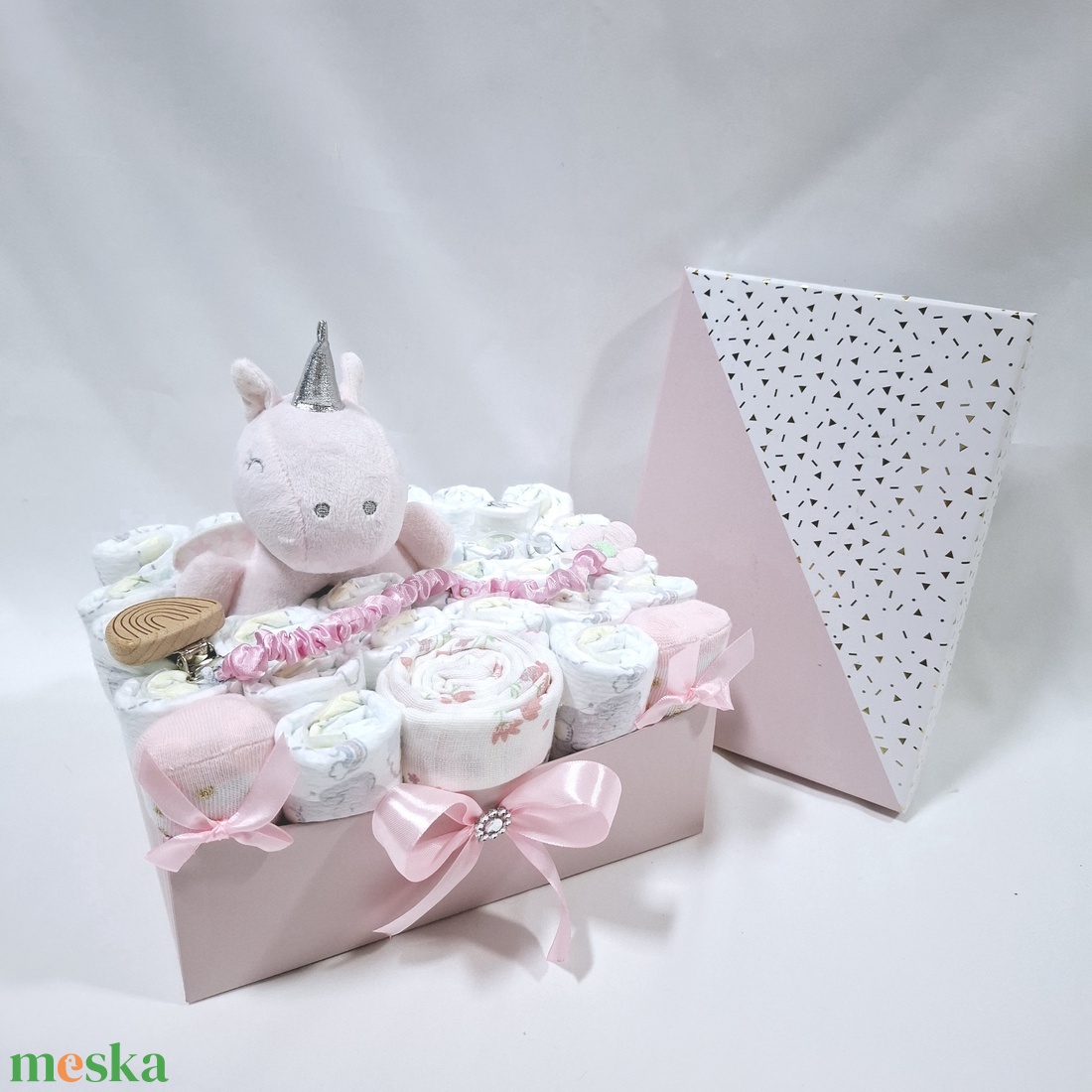 Egyszarvú cumilánccal pelenkatorony 2-5kg, pelenkatorta, babaváró csomag, kelengye - játék & sport - babalátogató ajándékcsomag - Meska.hu Egyszarvú cumilánccal pelenkatorony 2-5kg, pelenkatorta, babaváró csomag, kelengye - játék & sport - babalátogató ajándékcsomag - Meska.hu