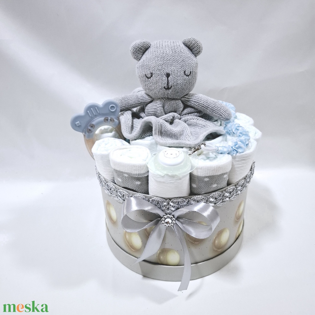 Maci baba box cumilánccal, pelenkatorta 4-8 kg pelenkatorony, babaváró csomag, kelengye - játék & sport - babalátogató ajándékcsomag - Meska.hu Maci baba box cumilánccal, pelenkatorta 4-8 kg pelenkatorony, babaváró csomag, kelengye - játék & sport - babalátogató ajándékcsomag - Meska.hu