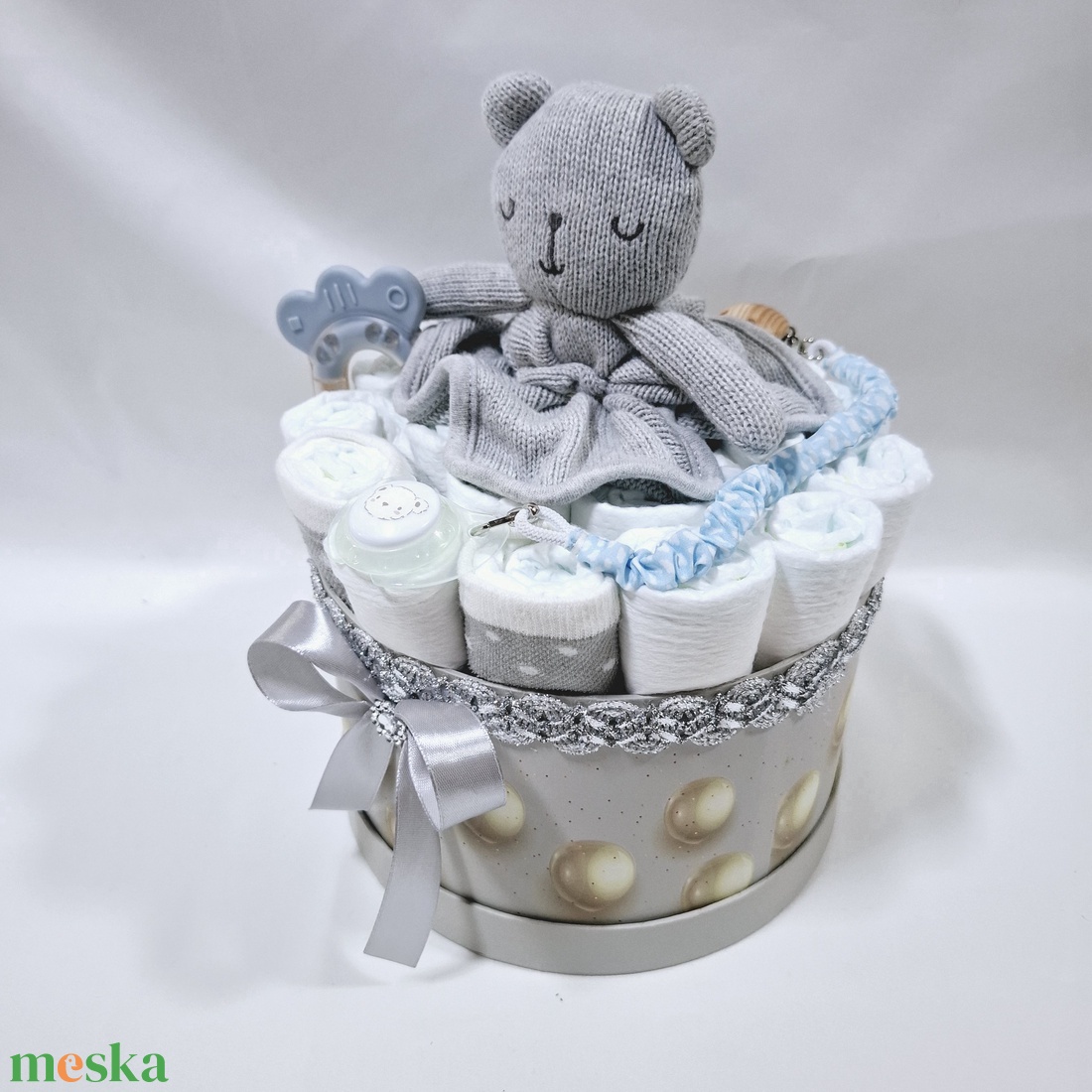 Maci baba box cumilánccal, pelenkatorta 4-8 kg pelenkatorony, babaváró csomag, kelengye - játék & sport - babalátogató ajándékcsomag - Meska.hu Maci baba box cumilánccal, pelenkatorta 4-8 kg pelenkatorony, babaváró csomag, kelengye - játék & sport - babalátogató ajándékcsomag - Meska.hu