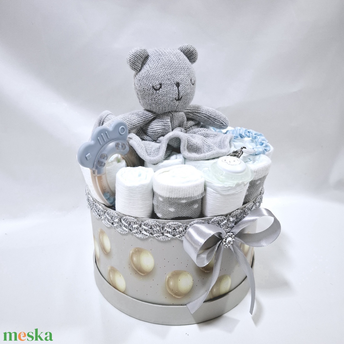 Maci baba box cumilánccal, pelenkatorta 4-8 kg pelenkatorony, babaváró csomag, kelengye - játék & sport - babalátogató ajándékcsomag - Meska.hu Maci baba box cumilánccal, pelenkatorta 4-8 kg pelenkatorony, babaváró csomag, kelengye - játék & sport - babalátogató ajándékcsomag - Meska.hu