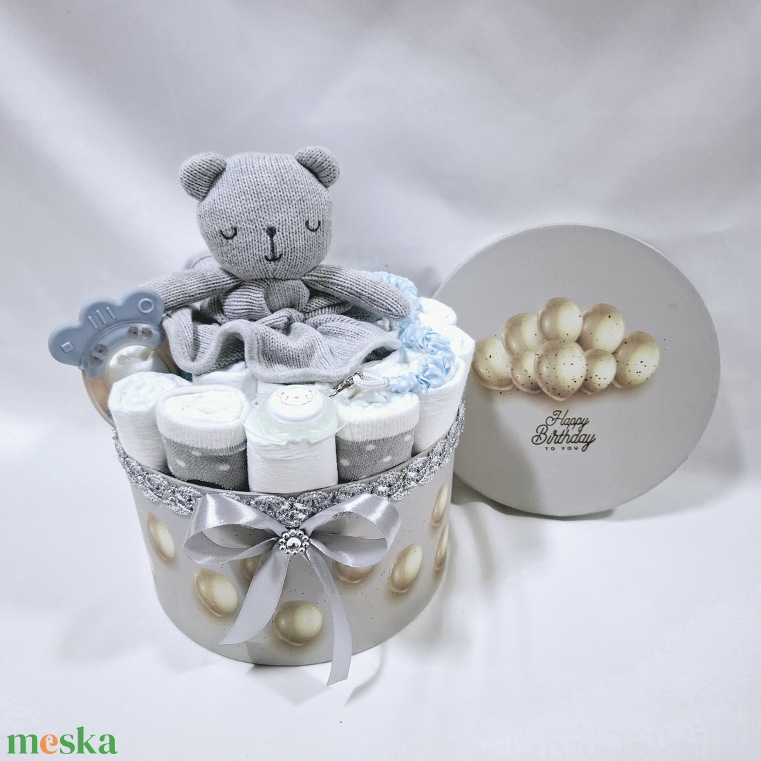 Maci baba box cumilánccal, pelenkatorta 4-8 kg pelenkatorony, babaváró csomag, kelengye - játék & sport - babalátogató ajándékcsomag - Meska.hu Maci baba box cumilánccal, pelenkatorta 4-8 kg pelenkatorony, babaváró csomag, kelengye - játék & sport - babalátogató ajándékcsomag - Meska.hu
