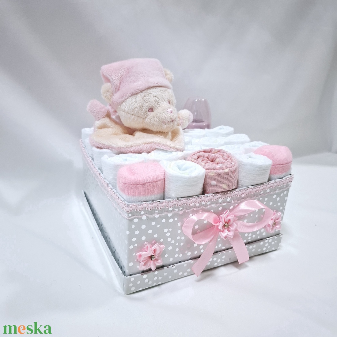 Maci pelenkatorta , 4-8 kg pelenkatorony, babaváró csomag, kelengye - játék & sport - babalátogató ajándékcsomag - Meska.hu Maci pelenkatorta , 4-8 kg pelenkatorony, babaváró csomag, kelengye - játék & sport - babalátogató ajándékcsomag - Meska.hu