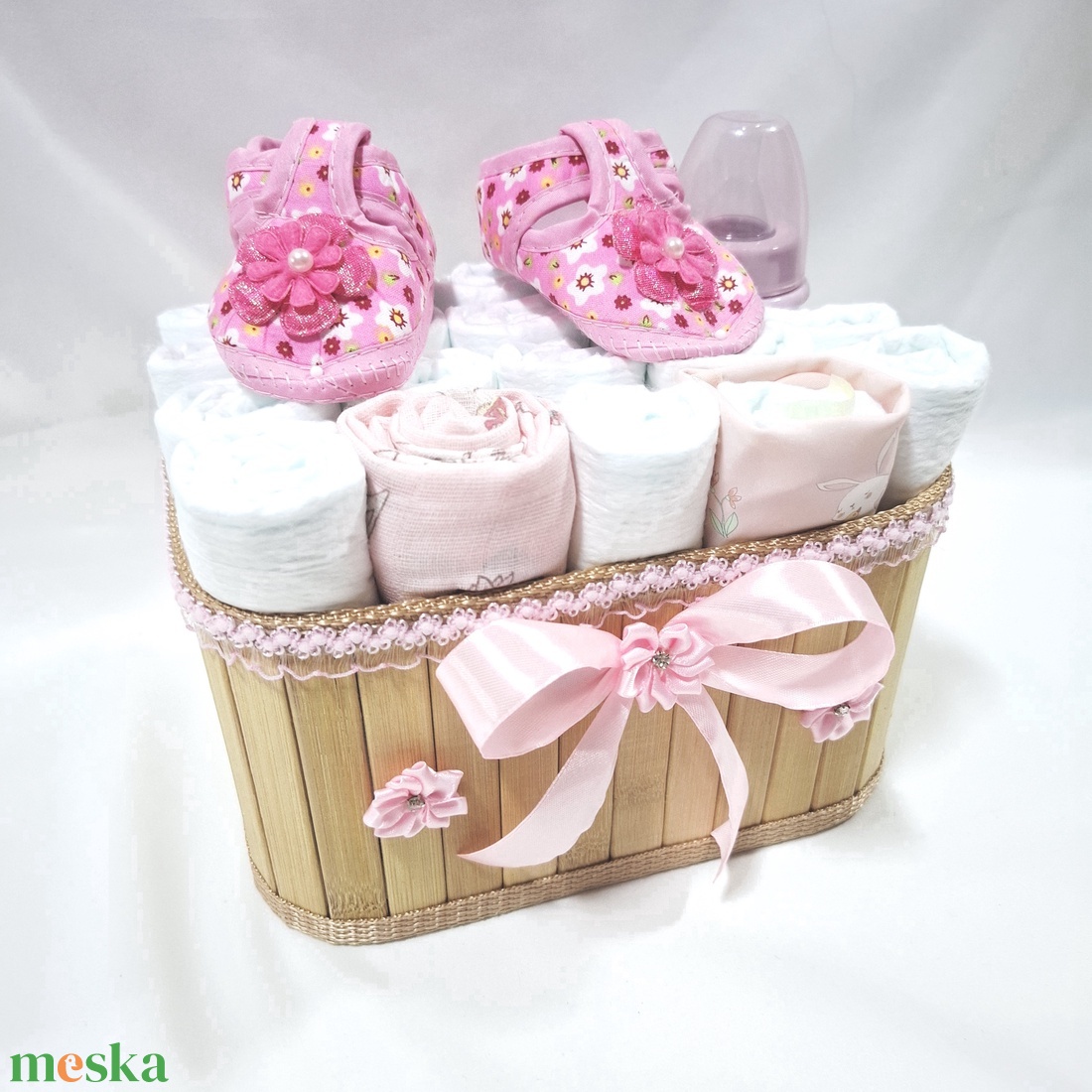 Tipegő baba box, pelenkatorta 4-8kg pelenkatorony, babaváró csomag, kelengye - játék & sport - babalátogató ajándékcsomag - Meska.hu Tipegő baba box, pelenkatorta 4-8kg pelenkatorony, babaváró csomag, kelengye - játék & sport - babalátogató ajándékcsomag - Meska.hu