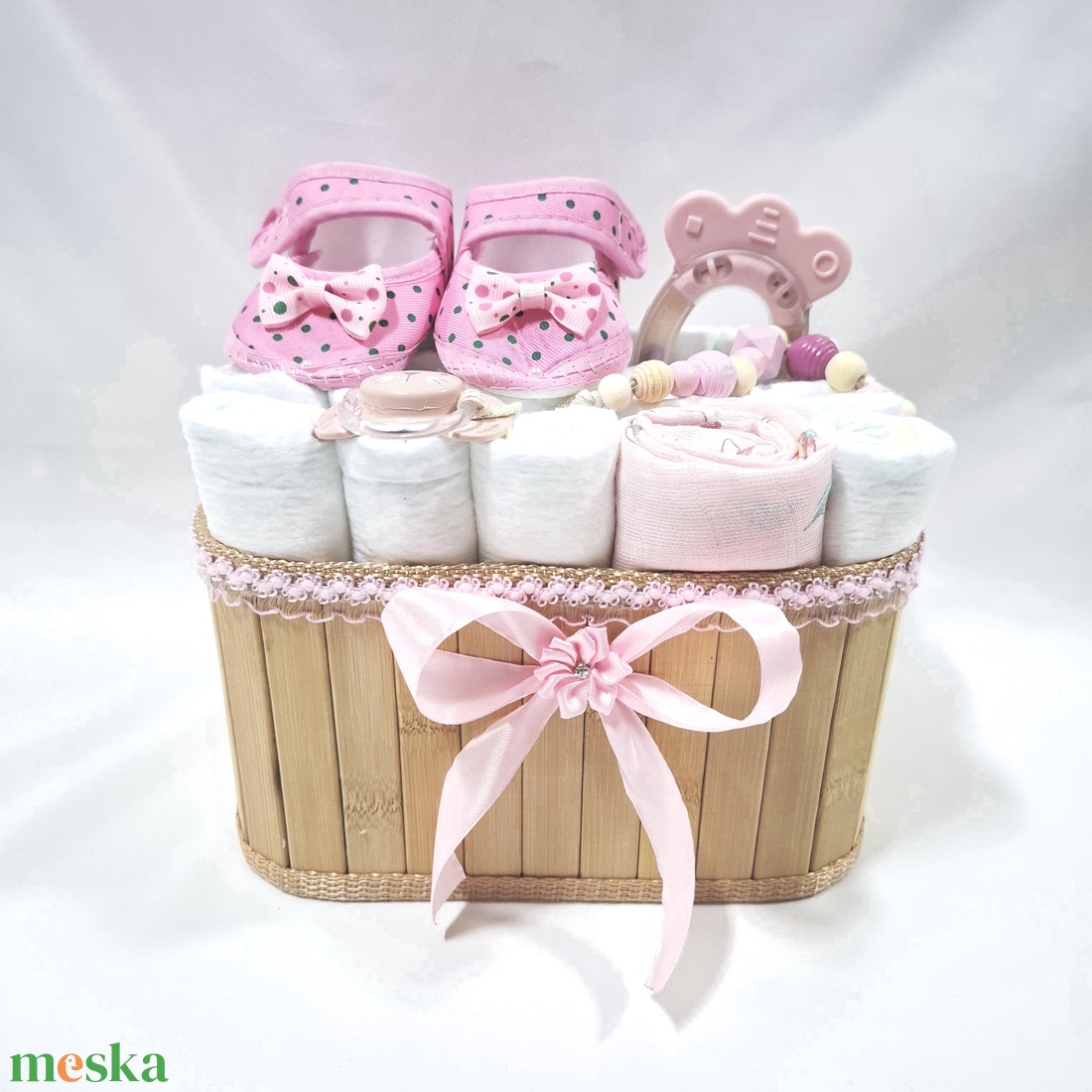 Tipegő baba box cumilánccal, pelenkatorta 2-5kg pelenkatorony, babaváró csomag, kelengye - játék & sport - babalátogató ajándékcsomag - Meska.hu Tipegő baba box cumilánccal, pelenkatorta 2-5kg pelenkatorony, babaváró csomag, kelengye - játék & sport - babalátogató ajándékcsomag - Meska.hu