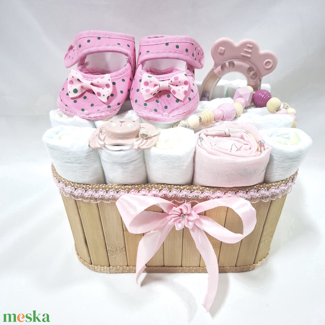 Tipegő baba box cumilánccal, pelenkatorta 2-5kg pelenkatorony, babaváró csomag, kelengye - játék & sport - babalátogató ajándékcsomag - Meska.hu Tipegő baba box cumilánccal, pelenkatorta 2-5kg pelenkatorony, babaváró csomag, kelengye - játék & sport - babalátogató ajándékcsomag - Meska.hu