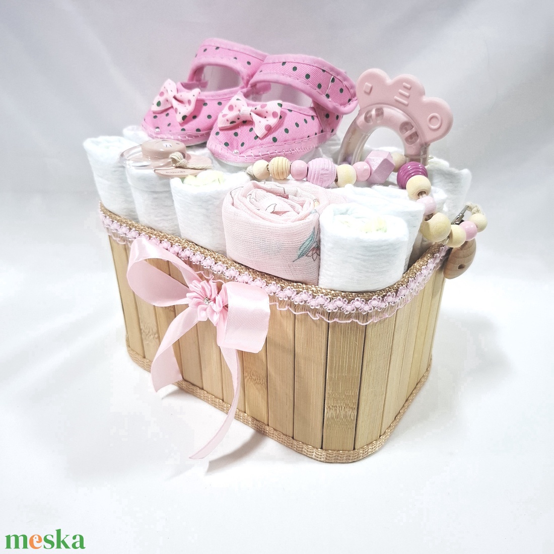 Tipegő baba box cumilánccal, pelenkatorta 2-5kg pelenkatorony, babaváró csomag, kelengye - játék & sport - babalátogató ajándékcsomag - Meska.hu Tipegő baba box cumilánccal, pelenkatorta 2-5kg pelenkatorony, babaváró csomag, kelengye - játék & sport - babalátogató ajándékcsomag - Meska.hu