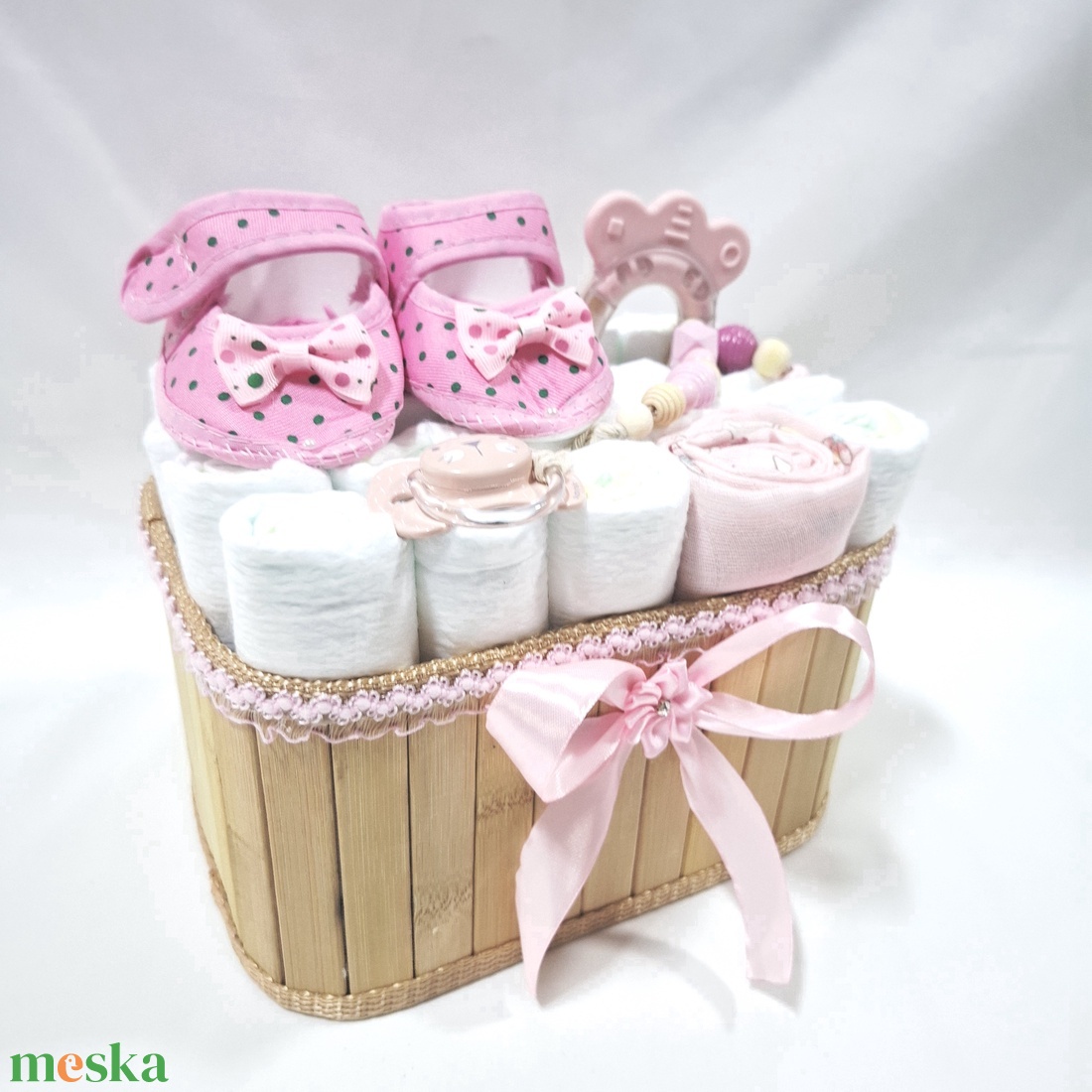 Tipegő baba box cumilánccal, pelenkatorta 2-5kg pelenkatorony, babaváró csomag, kelengye - játék & sport - babalátogató ajándékcsomag - Meska.hu Tipegő baba box cumilánccal, pelenkatorta 2-5kg pelenkatorony, babaváró csomag, kelengye - játék & sport - babalátogató ajándékcsomag - Meska.hu
