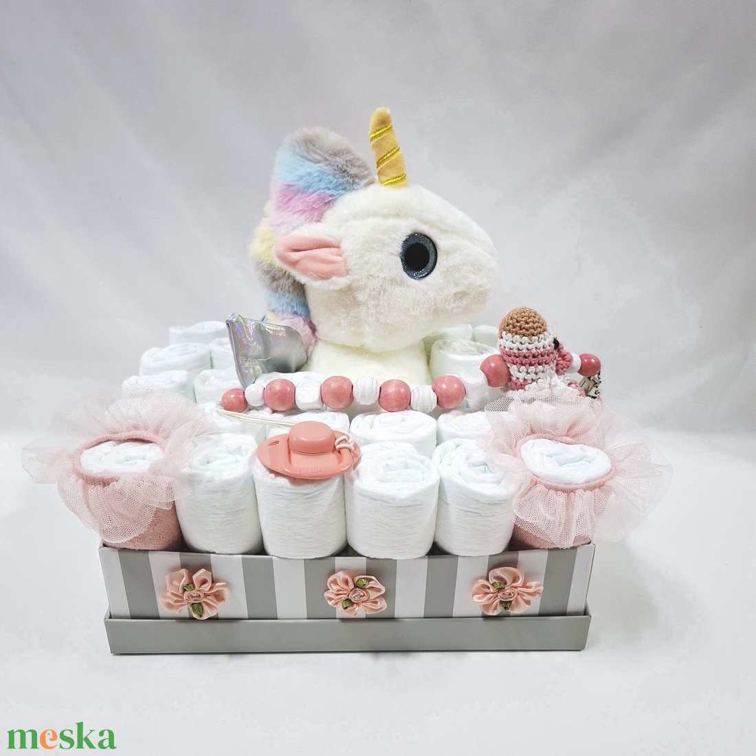 Egyszarvú baba box kötött cumilánccal, pelenkatorta 4-8 kg, pelenka doboz, babaváró csomag, kelengye - játék & sport - babalátogató ajándékcsomag - Meska.hu Egyszarvú baba box kötött cumilánccal, pelenkatorta 4-8 kg, pelenka doboz, babaváró csomag, kelengye - játék & sport - babalátogató ajándékcsomag - Meska.hu