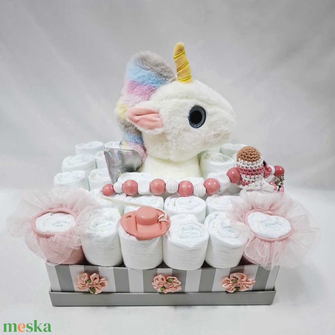 Egyszarvú baba box kötött cumilánccal, pelenkatorta 4-8 kg, pelenka doboz, babaváró csomag, kelengye - játék & sport - babalátogató ajándékcsomag - Meska.hu Egyszarvú baba box kötött cumilánccal, pelenkatorta 4-8 kg, pelenka doboz, babaváró csomag, kelengye - játék & sport - babalátogató ajándékcsomag - Meska.hu