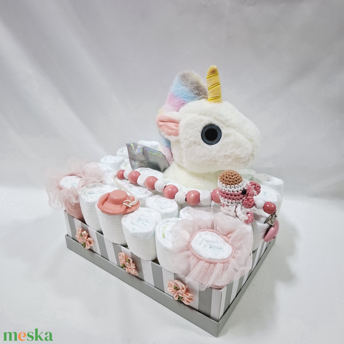 Egyszarvú baba box kötött cumilánccal, pelenkatorta 4-8 kg, pelenka doboz, babaváró csomag, kelengye - játék & sport - babalátogató ajándékcsomag - Meska.hu Egyszarvú baba box kötött cumilánccal, pelenkatorta 4-8 kg, pelenka doboz, babaváró csomag, kelengye - játék & sport - babalátogató ajándékcsomag - Meska.hu