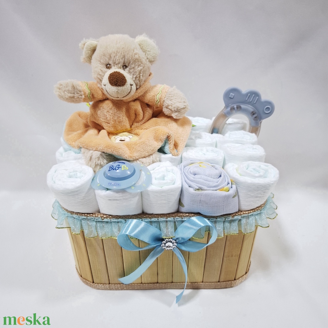 Maci cumilánccal pelenkatorony, pelenkatorta babaváró csomag 4-8kg, kelengye - játék & sport - babalátogató ajándékcsomag - Meska.hu Maci cumilánccal pelenkatorony, pelenkatorta babaváró csomag 4-8kg, kelengye - játék & sport - babalátogató ajándékcsomag - Meska.hu