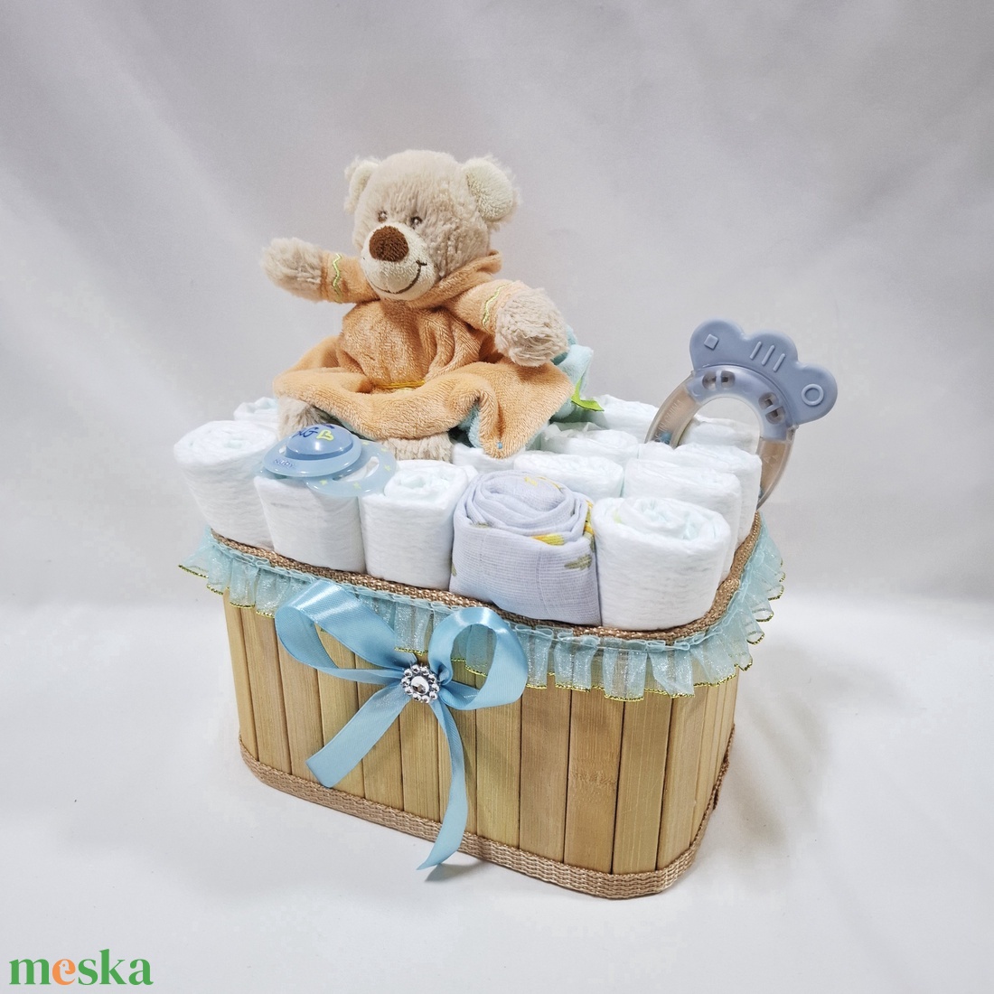 Maci cumilánccal pelenkatorony, pelenkatorta babaváró csomag 4-8kg, kelengye - játék & sport - babalátogató ajándékcsomag - Meska.hu Maci cumilánccal pelenkatorony, pelenkatorta babaváró csomag 4-8kg, kelengye - játék & sport - babalátogató ajándékcsomag - Meska.hu