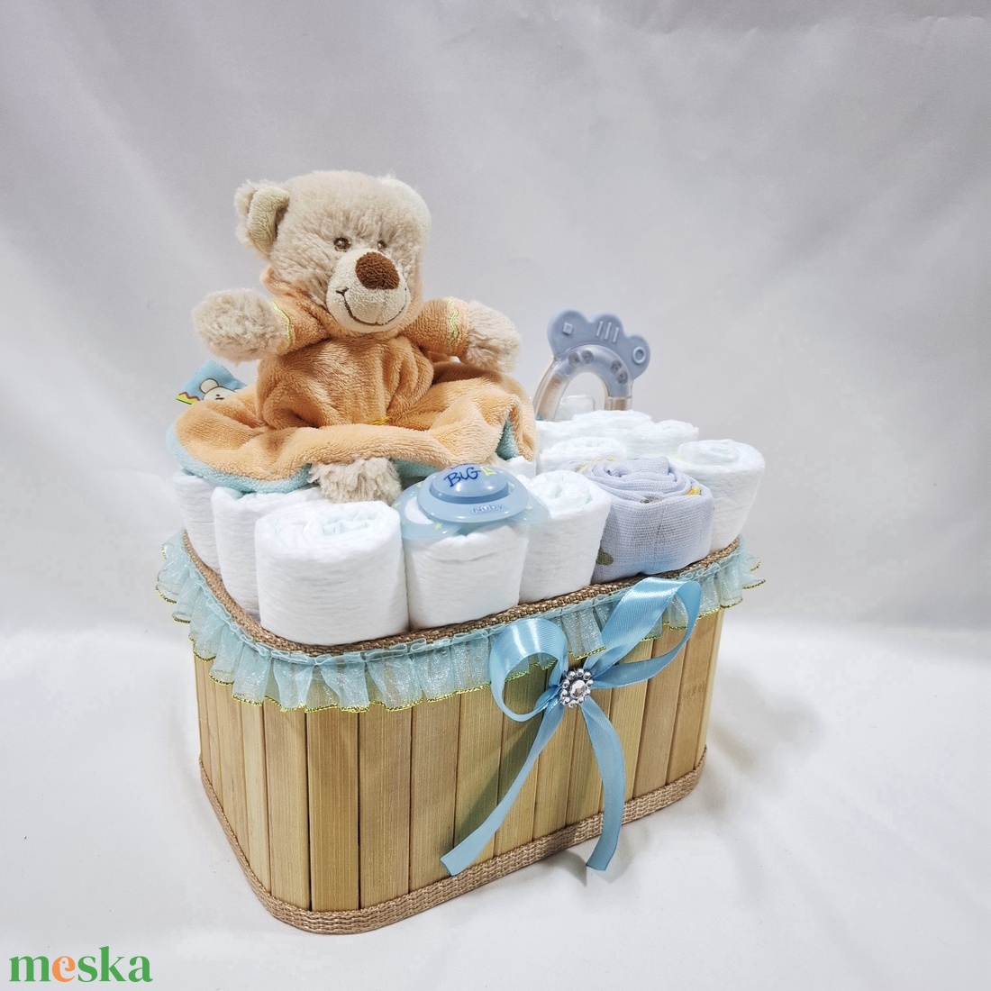 Maci cumilánccal pelenkatorony, pelenkatorta babaváró csomag 4-8kg, kelengye - játék & sport - babalátogató ajándékcsomag - Meska.hu Maci cumilánccal pelenkatorony, pelenkatorta babaváró csomag 4-8kg, kelengye - játék & sport - babalátogató ajándékcsomag - Meska.hu