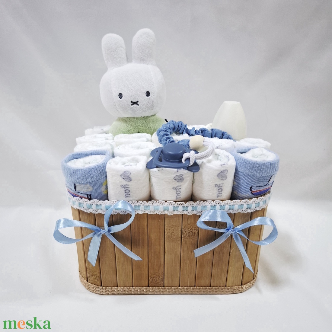 Nyuszi cumilánccal pelenkatorony, pelenkatorta babaváró csomag 2-5kg, kelengye - játék & sport - babalátogató ajándékcsomag - Meska.hu