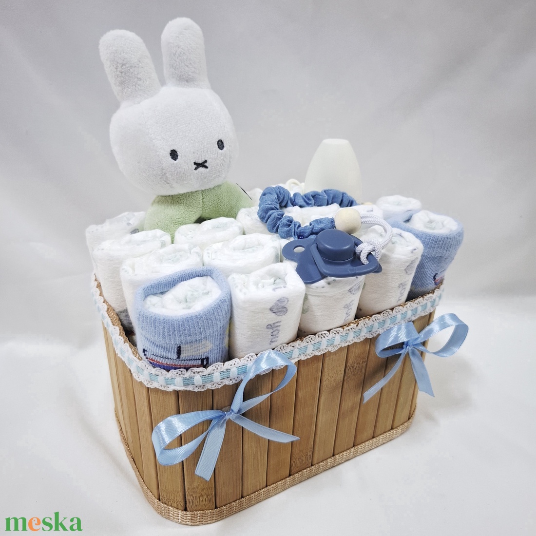 Nyuszi cumilánccal pelenkatorony, pelenkatorta babaváró csomag 2-5kg, kelengye - játék & sport - babalátogató ajándékcsomag - Meska.hu