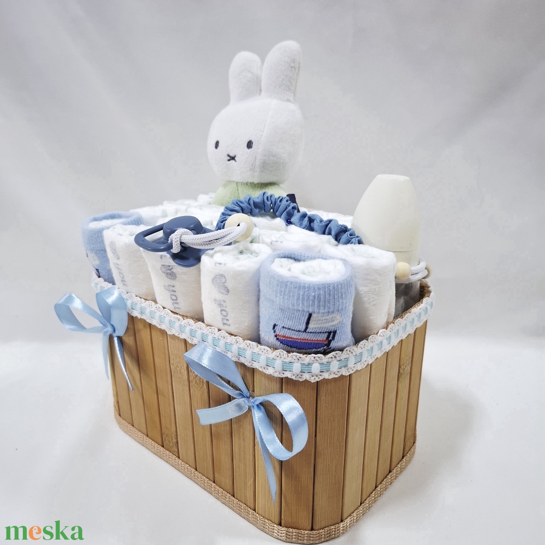 Nyuszi cumilánccal pelenkatorony, pelenkatorta babaváró csomag 2-5kg, kelengye - játék & sport - babalátogató ajándékcsomag - Meska.hu
