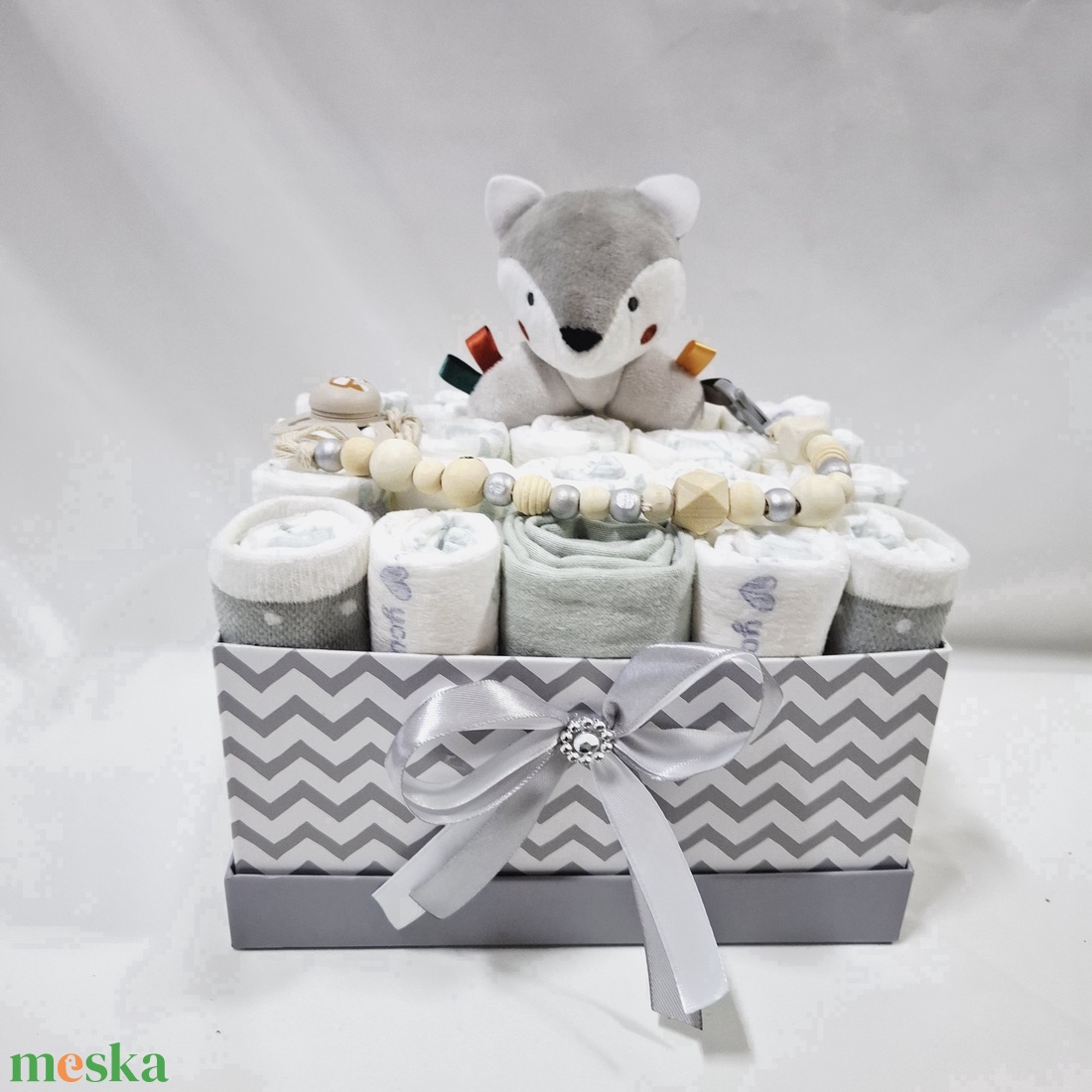 Róka baba box cumilánccal pelenkatorta 2-5 kg, pelenka doboz, babaváró csomag, kelengye - játék & sport - babalátogató ajándékcsomag - Meska.hu Róka baba box cumilánccal pelenkatorta 2-5 kg, pelenka doboz, babaváró csomag, kelengye - játék & sport - babalátogató ajándékcsomag - Meska.hu