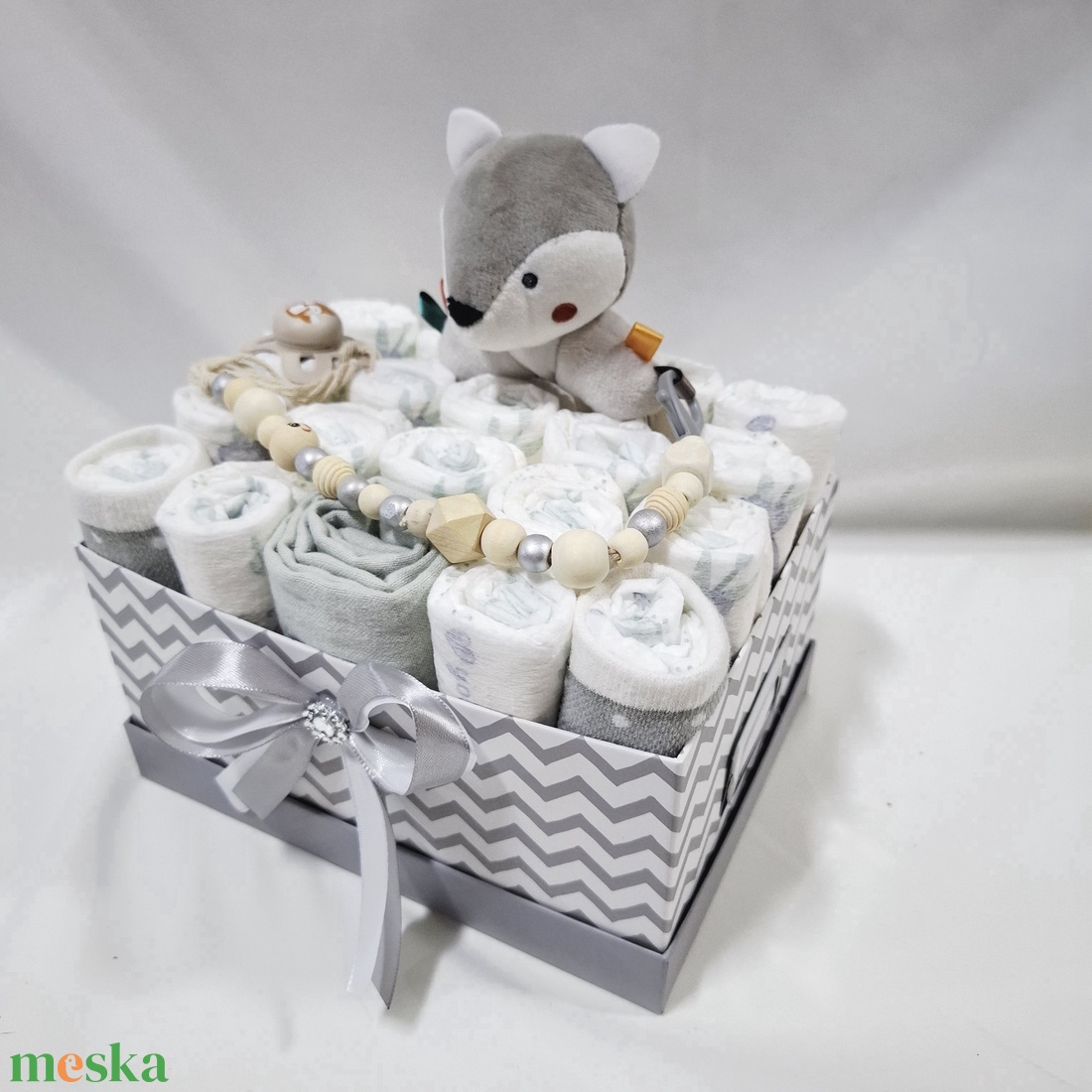 Róka baba box cumilánccal pelenkatorta 2-5 kg, pelenka doboz, babaváró csomag, kelengye - játék & sport - babalátogató ajándékcsomag - Meska.hu Róka baba box cumilánccal pelenkatorta 2-5 kg, pelenka doboz, babaváró csomag, kelengye - játék & sport - babalátogató ajándékcsomag - Meska.hu