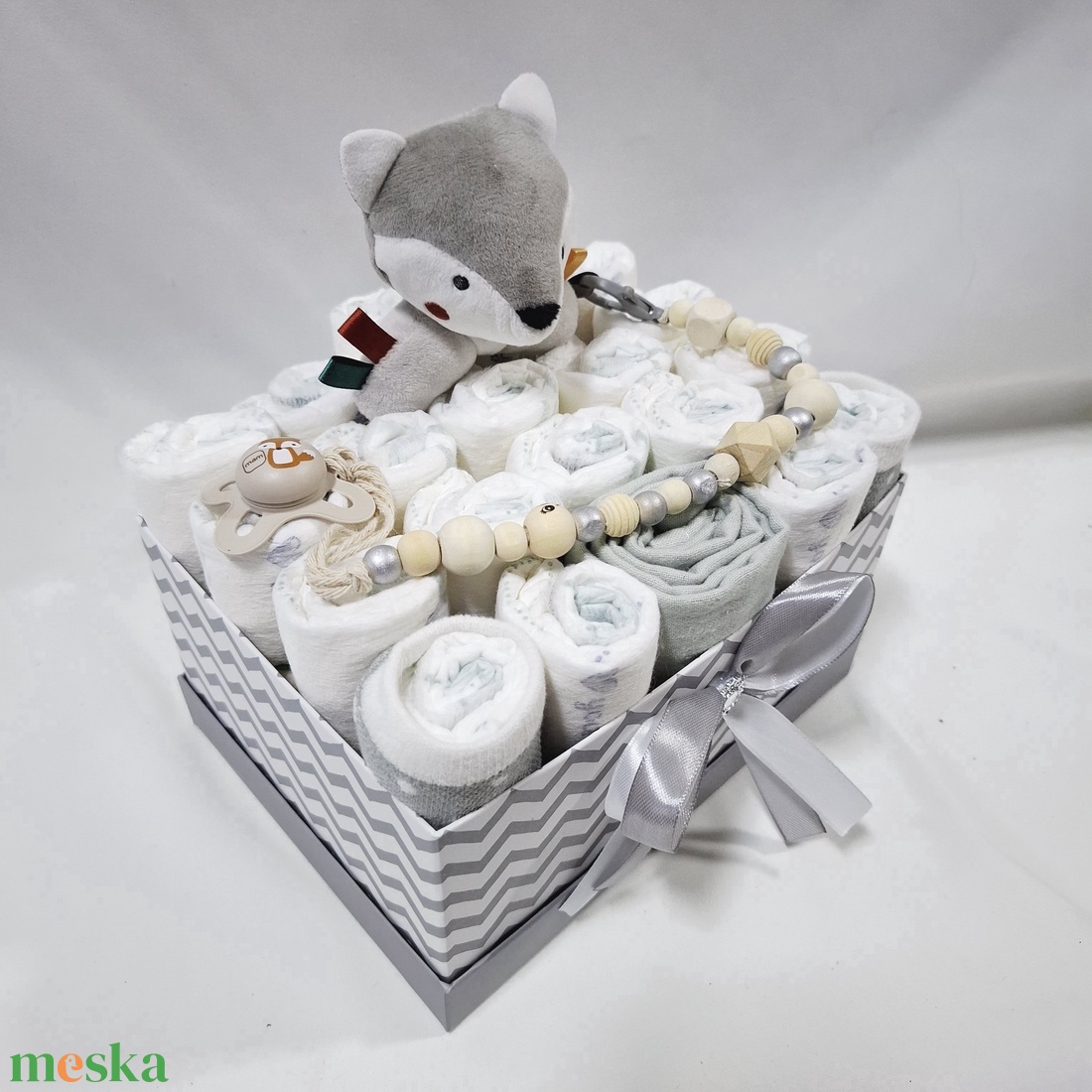 Róka baba box cumilánccal pelenkatorta 2-5 kg, pelenka doboz, babaváró csomag, kelengye - játék & sport - babalátogató ajándékcsomag - Meska.hu Róka baba box cumilánccal pelenkatorta 2-5 kg, pelenka doboz, babaváró csomag, kelengye - játék & sport - babalátogató ajándékcsomag - Meska.hu
