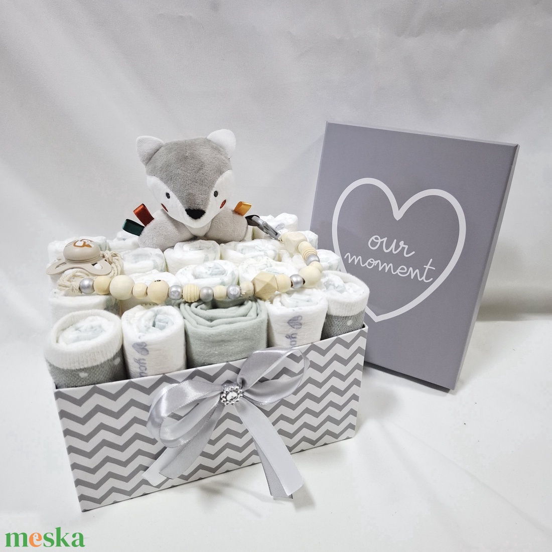 Róka baba box cumilánccal pelenkatorta 2-5 kg, pelenka doboz, babaváró csomag, kelengye - játék & sport - babalátogató ajándékcsomag - Meska.hu Róka baba box cumilánccal pelenkatorta 2-5 kg, pelenka doboz, babaváró csomag, kelengye - játék & sport - babalátogató ajándékcsomag - Meska.hu