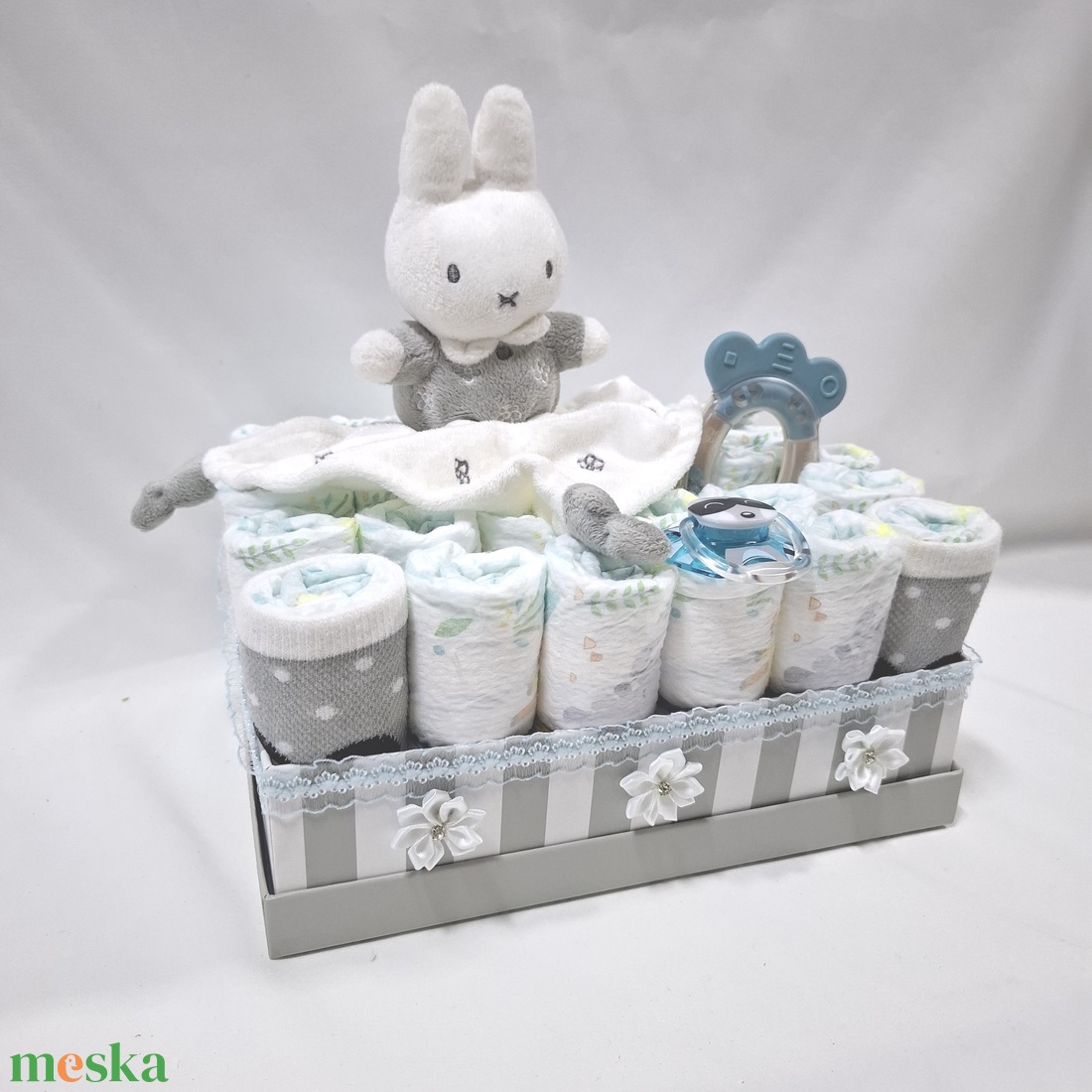 Nyuszi box, pelenkatorta 6-10 kg, pelenka doboz, babaváró csomag, kelengye - játék & sport - babalátogató ajándékcsomag - Meska.hu Nyuszi box, pelenkatorta 6-10 kg, pelenka doboz, babaváró csomag, kelengye - játék & sport - babalátogató ajándékcsomag - Meska.hu