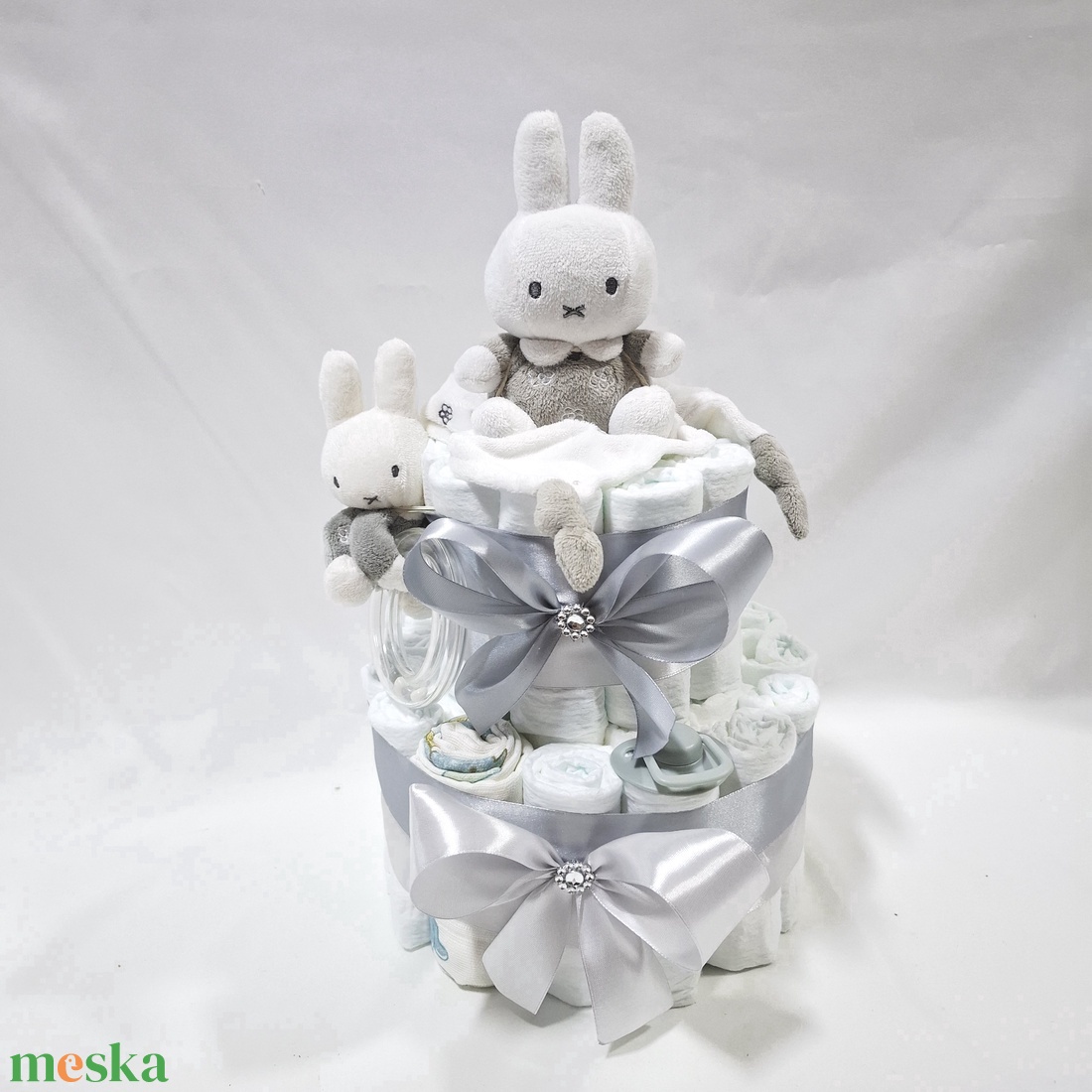 Nyuszi szett box, pelenkatorta 4-8 kg pelenkatorony, babaváró csomag, kelengye - játék & sport - babalátogató ajándékcsomag - Meska.hu Nyuszi szett box, pelenkatorta 4-8 kg pelenkatorony, babaváró csomag, kelengye - játék & sport - babalátogató ajándékcsomag - Meska.hu