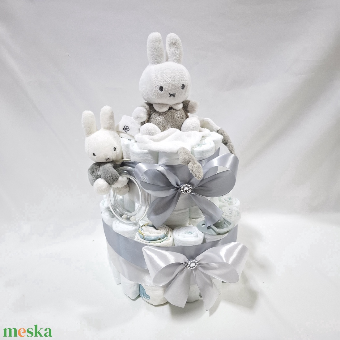 Nyuszi szett box, pelenkatorta 4-8 kg pelenkatorony, babaváró csomag, kelengye - játék & sport - babalátogató ajándékcsomag - Meska.hu Nyuszi szett box, pelenkatorta 4-8 kg pelenkatorony, babaváró csomag, kelengye - játék & sport - babalátogató ajándékcsomag - Meska.hu
