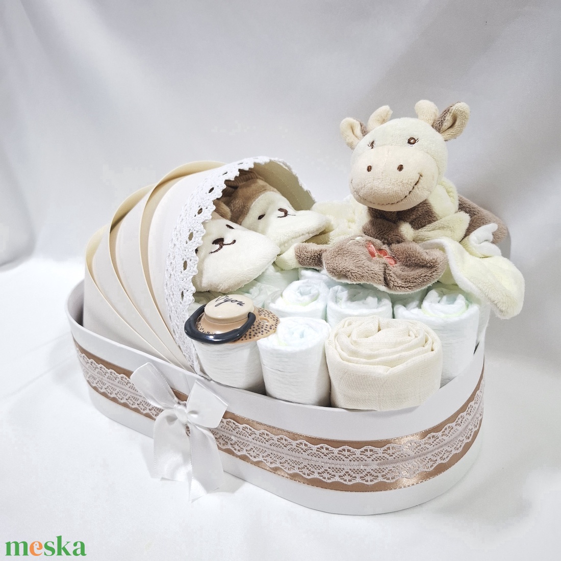 Kis boci bölcső pelenkatorta 4-8 kg, pelenkatorony, babaváró csomag, kelengye - játék & sport - babalátogató ajándékcsomag - Meska.hu