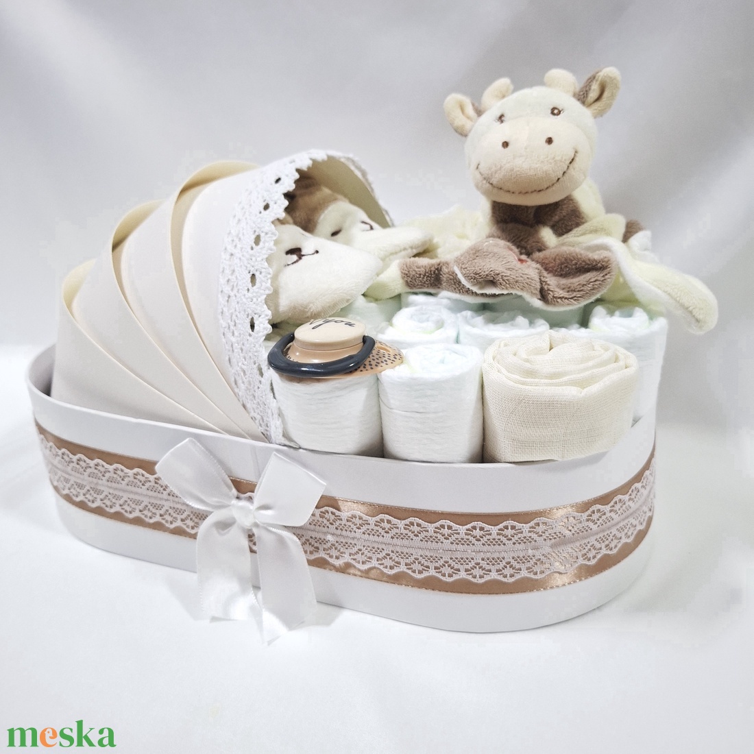 Kis boci bölcső pelenkatorta 4-8 kg, pelenkatorony, babaváró csomag, kelengye - játék & sport - babalátogató ajándékcsomag - Meska.hu