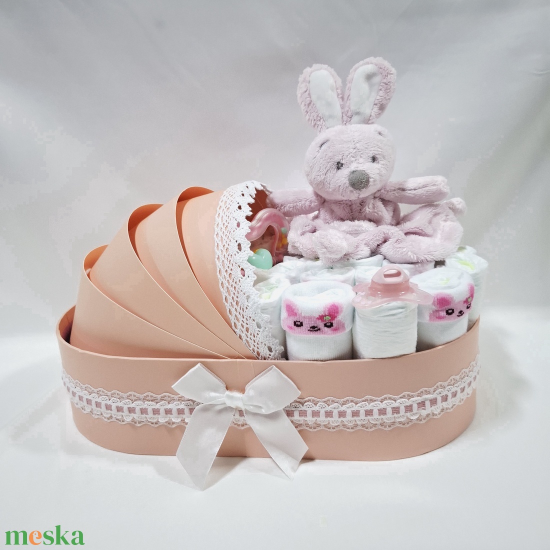 Nyuszi bölcső pelenkatorta 2-5 kg, pelenkatorony, babaváró csomag, kelengye - játék & sport - babalátogató ajándékcsomag - Meska.hu Nyuszi bölcső pelenkatorta 2-5 kg, pelenkatorony, babaváró csomag, kelengye - játék & sport - babalátogató ajándékcsomag - Meska.hu