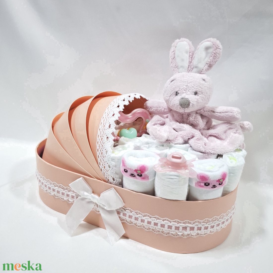 Nyuszi bölcső pelenkatorta 2-5 kg, pelenkatorony, babaváró csomag, kelengye - játék & sport - babalátogató ajándékcsomag - Meska.hu Nyuszi bölcső pelenkatorta 2-5 kg, pelenkatorony, babaváró csomag, kelengye - játék & sport - babalátogató ajándékcsomag - Meska.hu