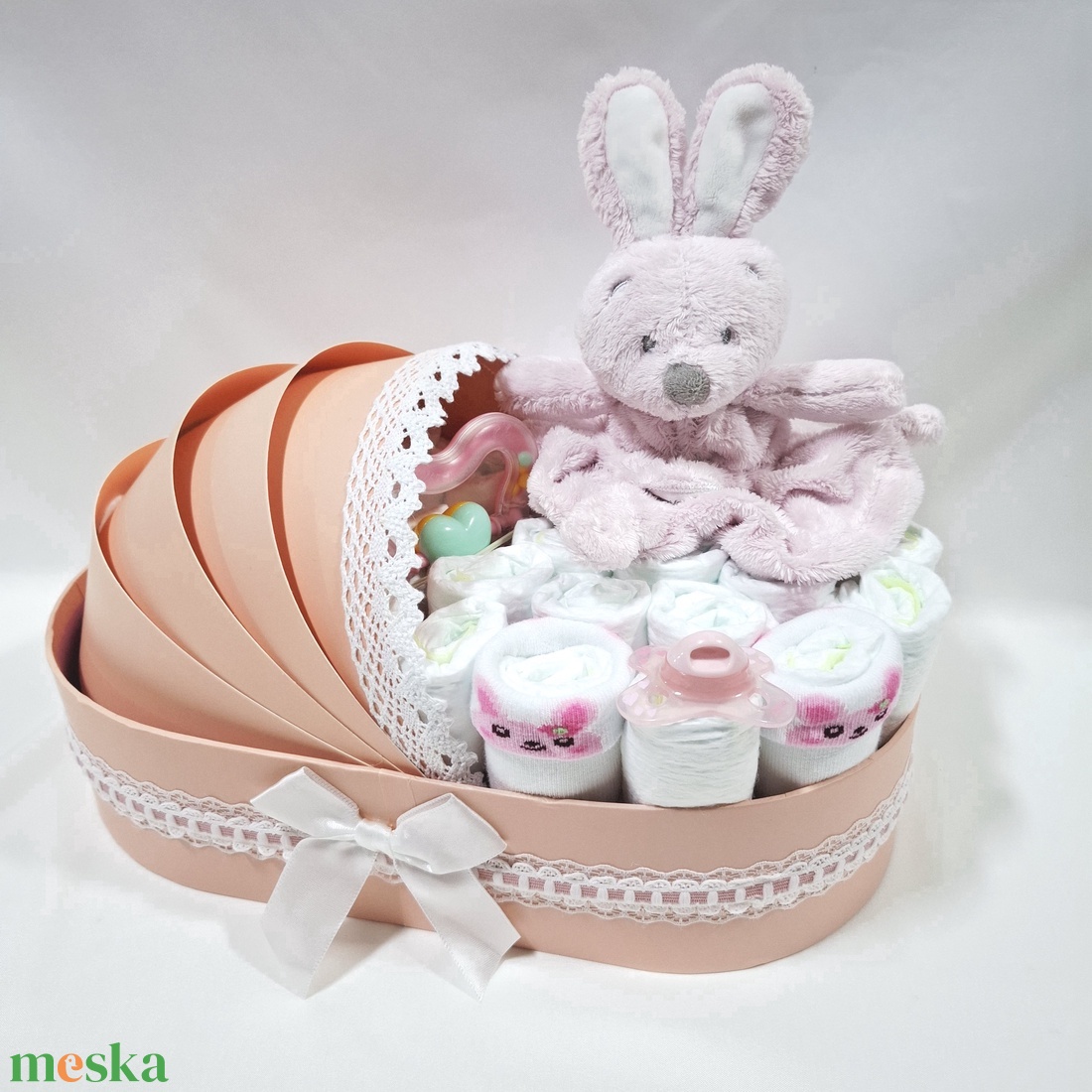 Nyuszi bölcső pelenkatorta 2-5 kg, pelenkatorony, babaváró csomag, kelengye - játék & sport - babalátogató ajándékcsomag - Meska.hu Nyuszi bölcső pelenkatorta 2-5 kg, pelenkatorony, babaváró csomag, kelengye - játék & sport - babalátogató ajándékcsomag - Meska.hu